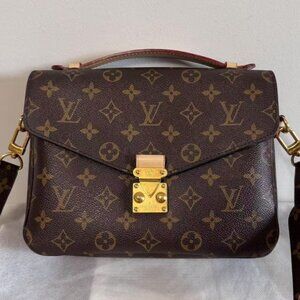 Clean Handle Louis Vuitton Pochette Métis Monogram Crossbody Bag